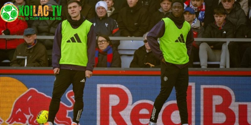 Kobbie Mainoo đứng lặng lẽ bên đường pitch